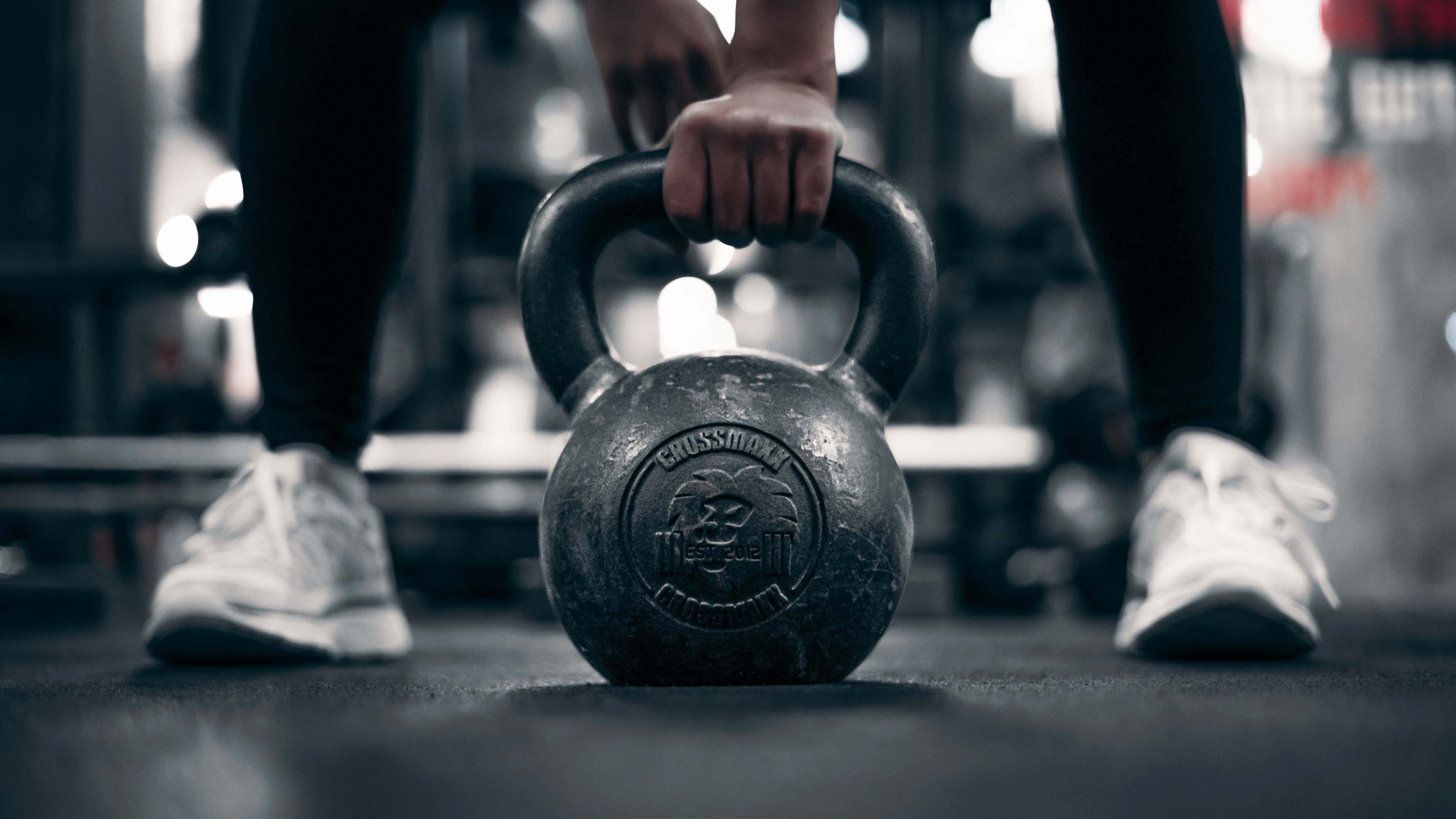 Entraînement musculation — kettlebell en salle de sport